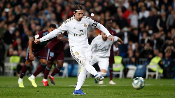 Bek Real Madrid, Sergio Ramos saat mengeksekusi penalti ke gawang Celta Vigo di Santiago Bernabeu, Senin (17/2/2020) dini hari WIB. Skor akhir imbang 2-2. (Foto: Real Madrid)