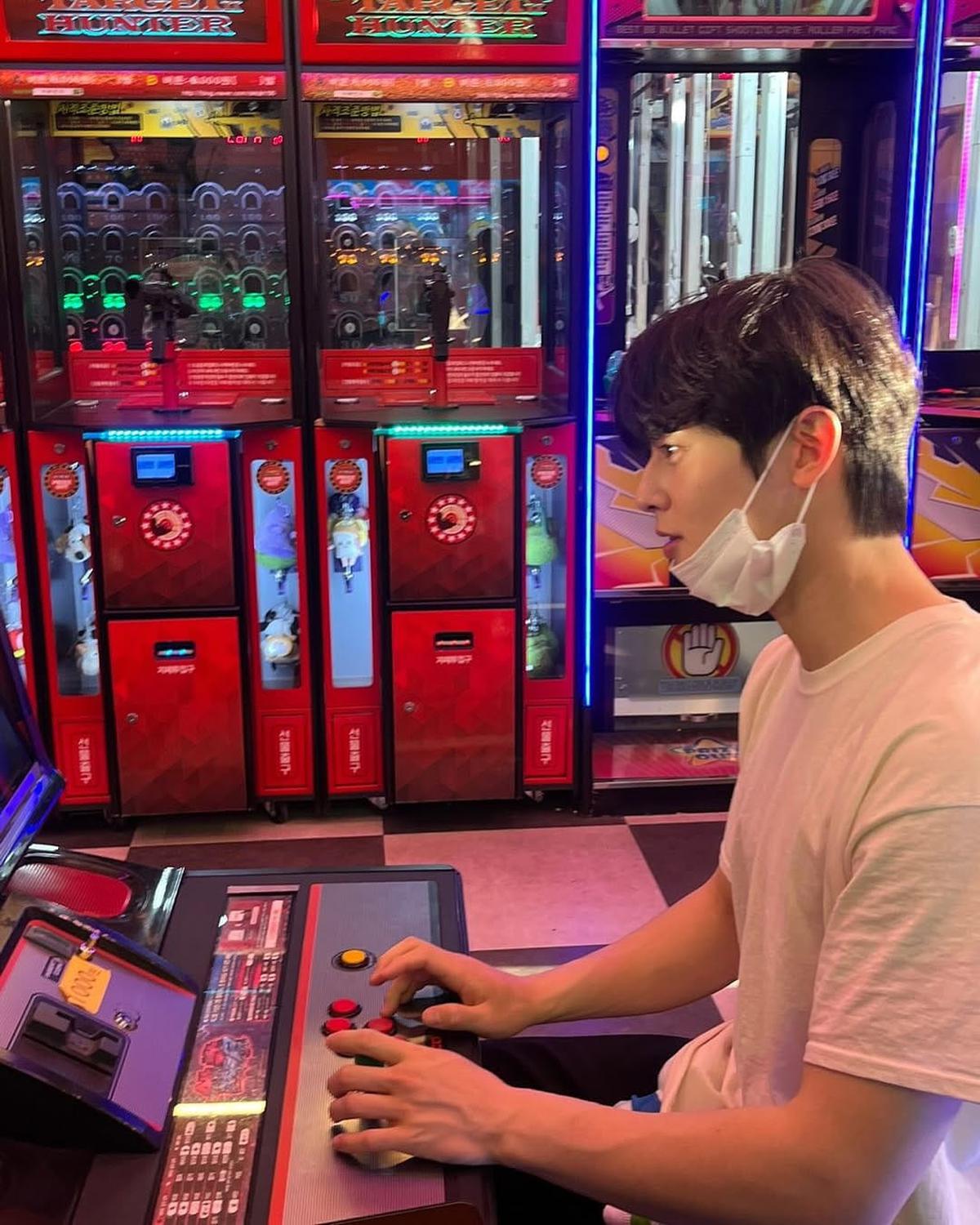 Potret Terbaru Cha Eun Woo di Area Bermain, Sumringah Sambut Musim Semi