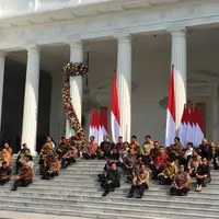 Jelang pengumuman menteri, Presiden Jokowi dan Wapres Ma'ruf Amin duduk di veranda depan Istana Kepresidenan. (Liputan6.com/Lizsa Egeham)