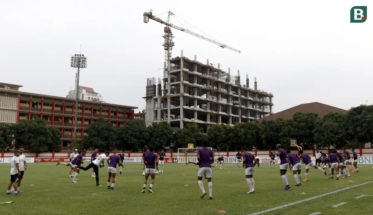 Para pemain PSM Makassar membentuk lingkaran saat latihan di Stadion PTIK, Jakarta, Minggu (2/12). Latihan ini persiapan jelang laga Liga 1 melawan Bhayangkara FC. (Bola.com/Yoppy Renato)