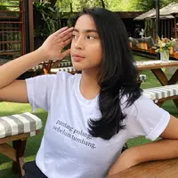 Meski tampil dengan kaos oblong sederhana, Kaneishia Yusuf terlihat stunning dengan gayanya yang kece. Jebolan The Voice Kids Indonesia ini juga kedapatan membintangi web series Teluk Alaska. (Liputan6.com/IG/@kaneishiayusuf05)