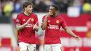 Pemain Manchester United, Victor Lindelof, berdiskusi dengan Anthony Martial setelah ditaklukkan Brighton and Hove Albion pada laga Liga Inggris di Stadion Old Trafford, Sabtu (16/9/2023). Setan Merah takluk 1-3 dari Brighton. (AP Photo/Dave Thompson)