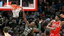 Pemain Boston Celtics, Terry Rozier (12) gagal mencetak poin saat melawan Chicago Bulls pada lanjutan NBA basketball game di United Center, Chicago, (11/12/2017). Bulls menang 108-85. (AP/Charles Rex Arbogast)