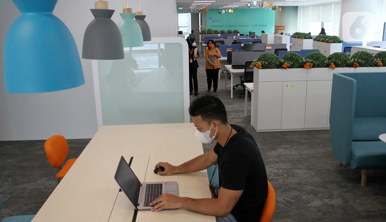 Karyawan bekerja dengan inovasi terbaru di kantor FWD Insurance Jakarta (16/3/2021). Inovasi berupa employee program Bebas Duduk atau BeDug, membangun lingkungan kerja yang lebih kolaboratif dan mengedepankan pengalaman karyawan. (Liputan6.com/HO/Ading)