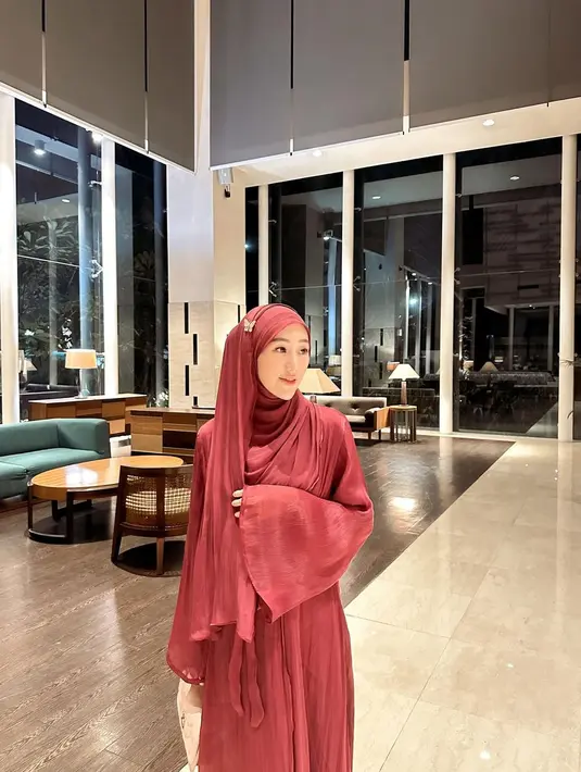 Di momen ini, Larissa tampil menawan mengenakan gamis berpotongan loose dan pashmina serba merah. Penampilannya dipermanis dengan aksesori berupa bandana kupu-kupu. [@larissachou]