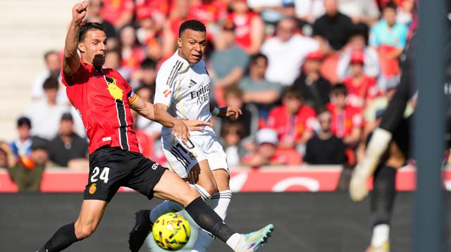 Penyerang Real Madrid, Kylian Mbappe, gagal menghindarkan timnya dari kekalahan 1-2 kontra Mallorca pada laga pekan ke-30 La Liga di Estadi Mallorca Son Moix, Sabtu (04/04/2026) dini hari WIB. (AP Photo/Jose Breton)