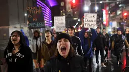 Samantha Conors (24), ikut memprotes kemenangan Donald Trump dalam pemilihan Presiden AS, di Philadelphia, Pennsylvania, Rabu (9/11). Ribuan orang turun ke jalan di seluruh AS untuk mengekspresikan kemarahan dan kesedihan mereka. (REUTERS/Mark Makela)