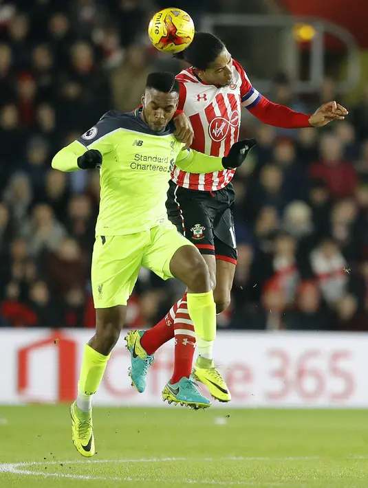 Aksi pemain Liverpool, Daniel Sturridge (kiri) berebut bola dengan pemain Southampton, Virgil van Dijk pada laga leg pertama Semifinal Piala Liga Inggris di St. Mary's stadium, Southampton (11/1/2017). Soton menang 1-0 atas Liverpool. (AP/Frank Augstein)