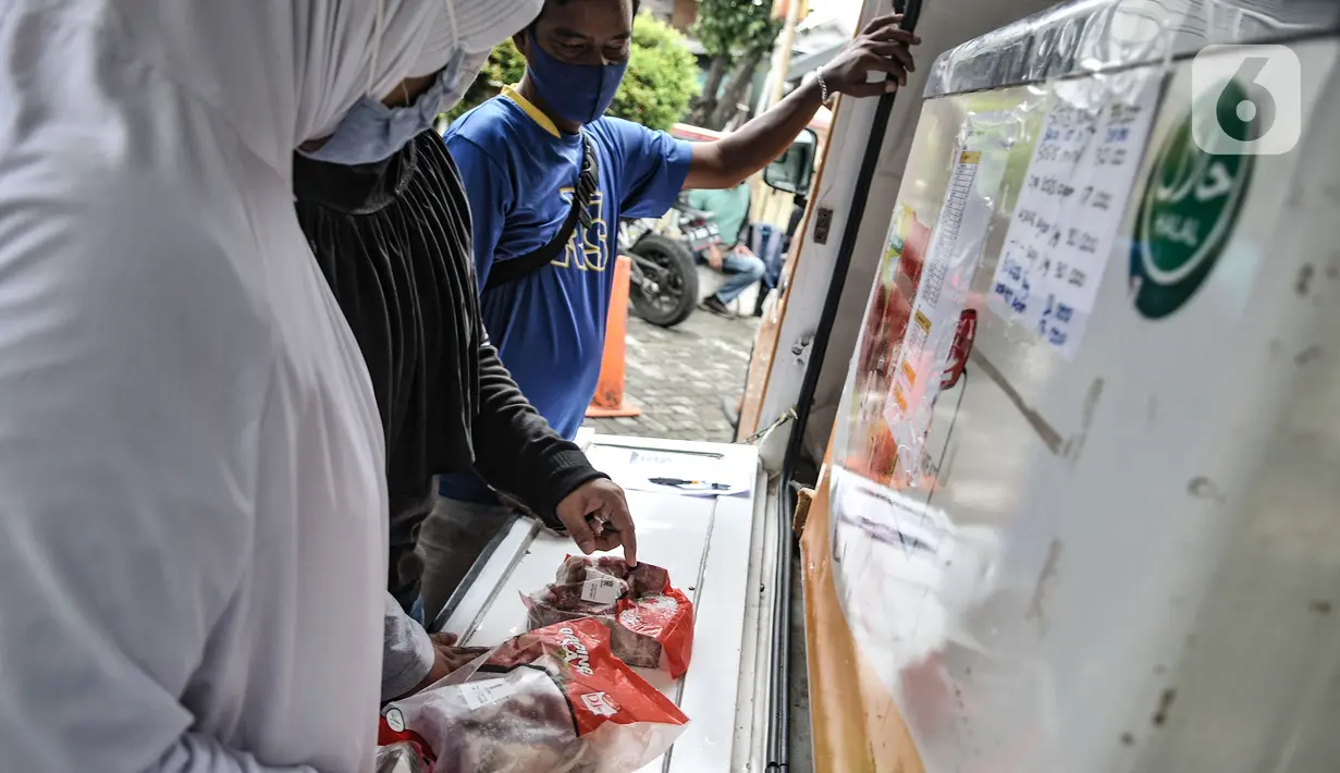 Warga membeli daging yang dijual dalam program Food Truck Daging Goes to Kelurahan di kantor Kelurahan Pisangan Baru, Jakarta, Rabu (17/2/2021).  Layanan Food Truck Daging Goes to Kelurahan guna memudahkan masyarakat membeli daging berkualitas dengan harga kompetitif. (merdeka.com/Iqbal S. Nugroho)