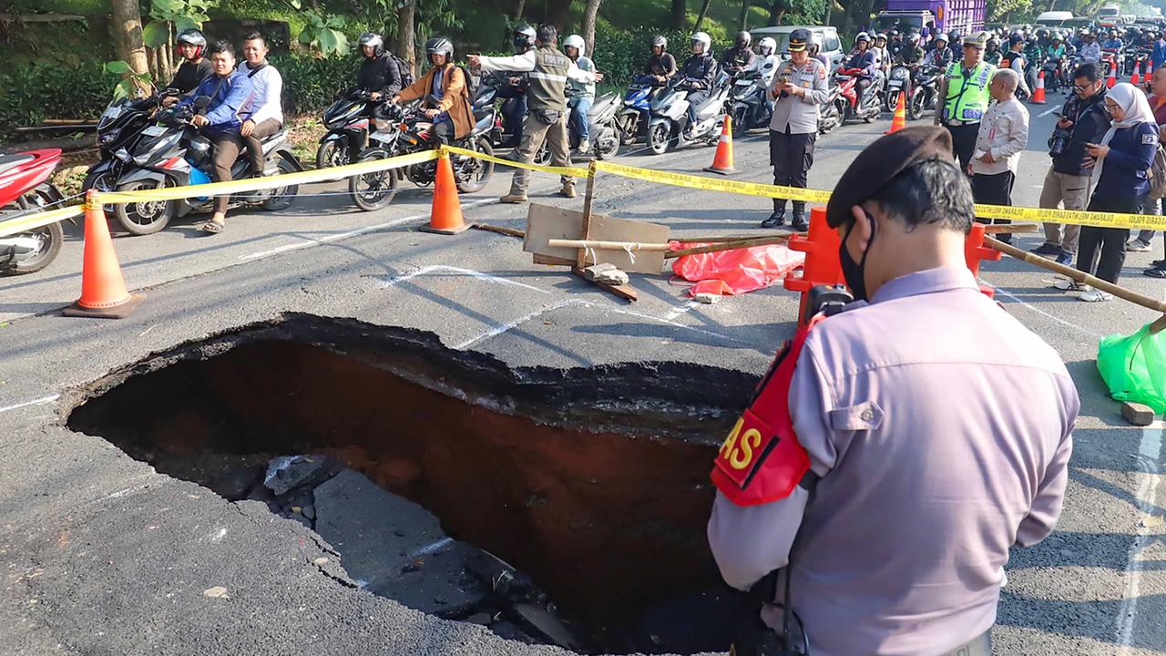 FOTO: Jalan Amblas Lenteng Agung Picu  Kemacetan  Lalu Lintas