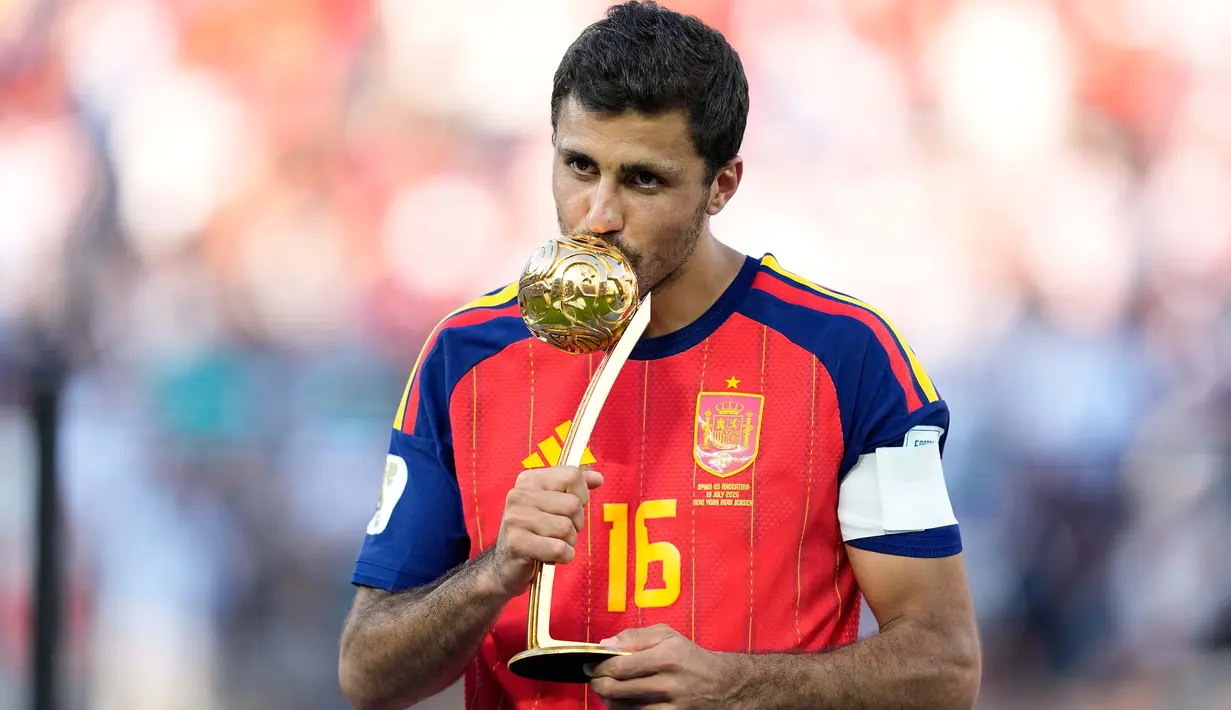 Pemain Spanyol  berpose dengan penghargaan pemain terbaik turnamen diakhir pertandingan final Piala Dunia antara Spanyol dan Argentina di East Rutherford, N.J., dekat New York, Minggu, 19 Juli 2026. (AP Photo/Ashley Landis)