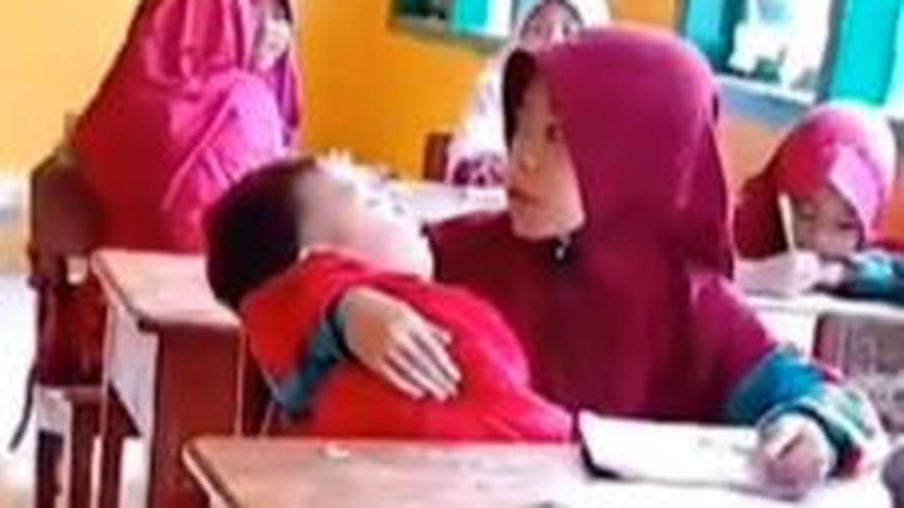 Nasib Pedih Gadis Cilik Rela Asuh & Gendong Adik ke Sekolah, Ibu Wafat Usai Berjuang dari Penyakit Kanker