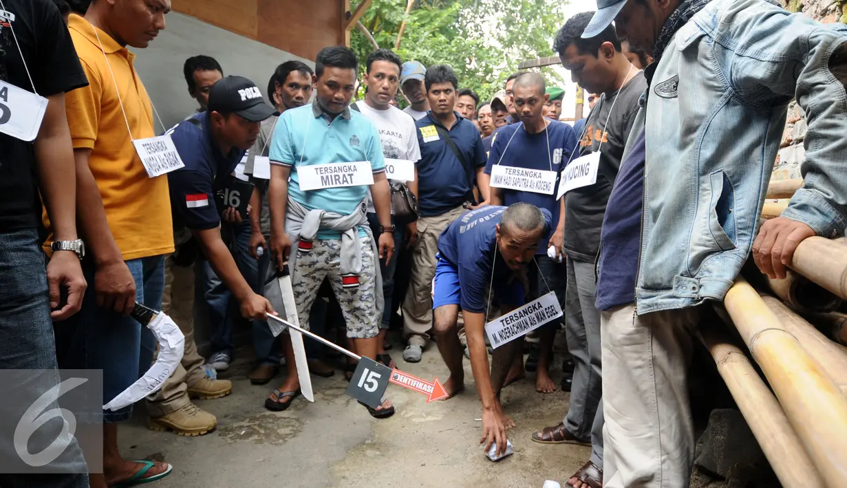 Salah satu tersangka melakukan reka ulang kejadian di kawasan Berlan, Jakarta, Jumat (19/2/2016). Tersangka memeragakan 54 adegan penyerangan terhadap dua anggota polisi hingga tewas. (Liputan6.com/Helmi Fithriansyah)