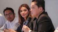 Najwa Shihab (tengah) mendengarkan pernyataan Ketua Umum PSSI, Erick Thohir saat pengumuman Satgas Independen Antimafia Bola Indonesia di Menara Danareksa, Jakarta Pusat, Rabu (20/09/2023). (Bola.com/Bagaskara Lazuardi)