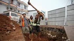 Pembangunan sodetan terletak di Jalan Otista 3, Jakarta, Selasa (13/5/2014). Diharapkan dapat membantu mengatasi banjir di kawasan Kampung Melayu dan sekitarnya (Liputan6.com/Faizal Fanani)