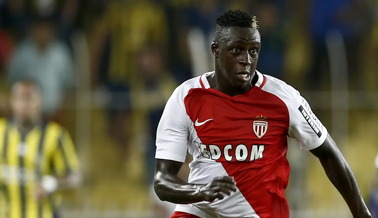 1. Benjamin Mendy (Manchester City) - Sukses membawa AS Monaco meraih trofi juara Ligue 1 membuat bek tangguh ini diincar klub besar Eropa. The Citizens berhasil mendapatkanya dengan mahar 52 juta poundsterling (Rp 902 miliar). (EPA/Sedat Suna)