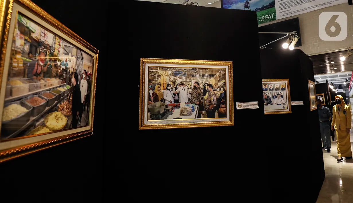Berbagai karya foto dipamerkan dalam Pameran Foto Jurnalistik Warna-Warni Parlemen dengan tema Bangkit Lebih Cepat di loby Nusantara II DPR, Senayan, Jakarta, Senin (29/8/2022). Tema "Bangkit Lebih Cepat" dalam pameran ini dipilih mengingat dua tahun terakhir Indonesia dilanda COVID-19. (Liputan6.com/Johan Tallo)