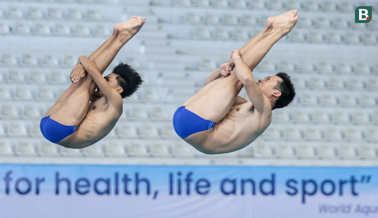 Penampilan pasangan Andriyan (kanan) dan M. Yudha Prasetyo dalam nomor papan lompat indah putra Indonesia Open Aquatic Championships 2025 (IOAC 2025) di Stadion Akuatik GBK, Senayan, Jakarta, Selasa (25/11/2025). (Bola.com/Bagaskara Lazuardi)