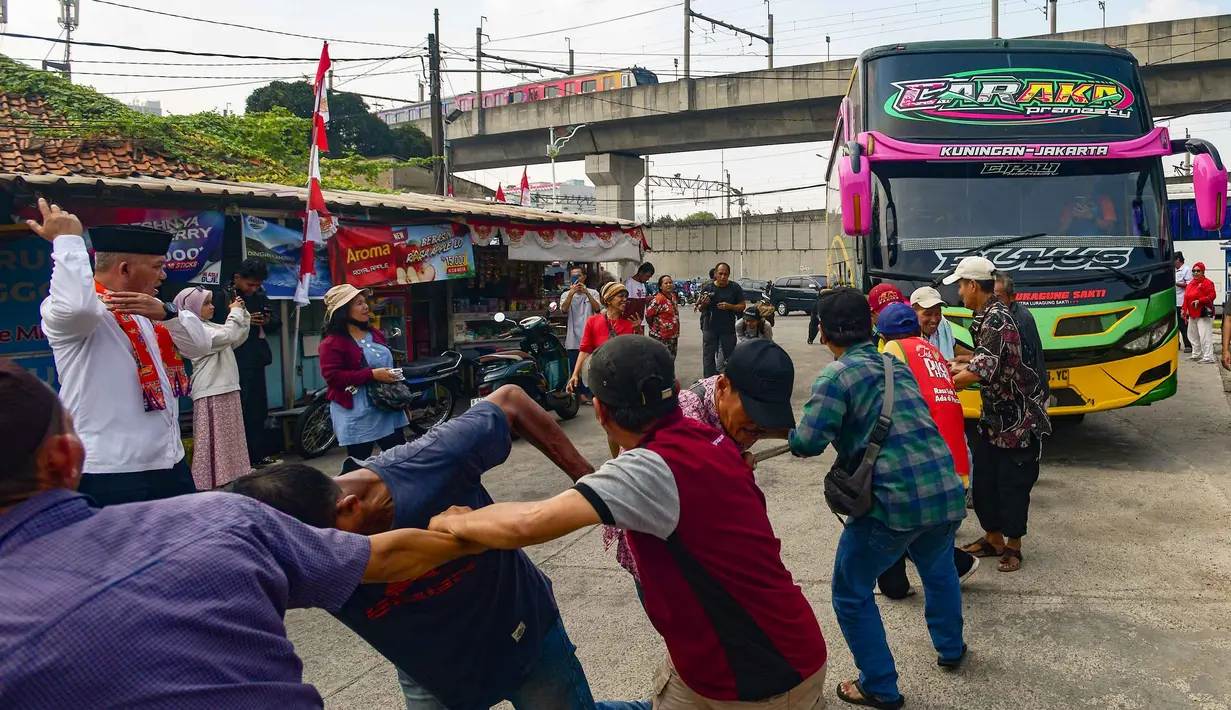 Peserta mengikuti lomba menarik bus di Terminal Lebak Bulus, Jakarta, Senin, 17 Agustus 2026. (KLY/ Arie Basuki)