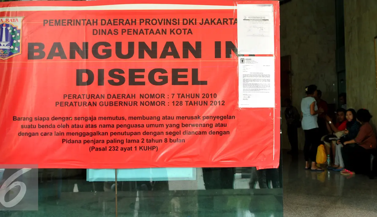 Pemprov DKI Jakarta menyegel Apartemen Parama, Cilandak, Jakarta, Selasa (16/8). Apartemen yang mengalami kebakaran pada (14/8) ternyata telah disegel sejak 14 Maret 2016 karena tidak memiliki Sertifikat Layak Fungsi (SLF). (Liputan6.com/Gempur M Surya)
