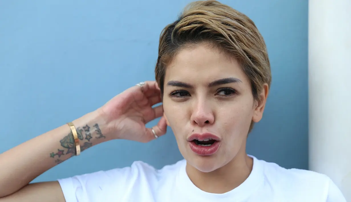 Ia tak bisa menyembunyikan kebahagiaannya mendapatkan hadiah cincin dari pengusaha tersebut. Selain itu, ia melihat pemberian perhiasan tersebut sebagai bentuk ketulusan cintanya. (Nurwahyunan/Bintang.com)