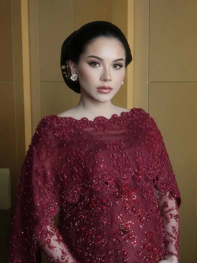 Gaun dan Kebaya Bumil Alyssa Daguise di Pernikahan El Rumi dan Syifa Hadju