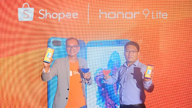 Country Brand Manager Shopee, Rezki Yanuar bersama Presiden Honor Indonesia, James Yang.
