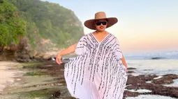 Ini potret Wanda Hara ketika liburan di pantai. Pakai dress putih model batwing, penampilan Wanda Hara simpel tapi kekinian. Topi pantai dan kacamata hitam yang dikenakan, Wanda Hara makin kece. Pemandangan indah di belakangnya, membuat foto Wanda Hara makin estetik. Diketahui ini adalah potret Wanda Hara ketika liburan di Bulgari Resort Bali pada Juni 2022 lalu. (Liputan6.com/IG/@wanda_haraa)