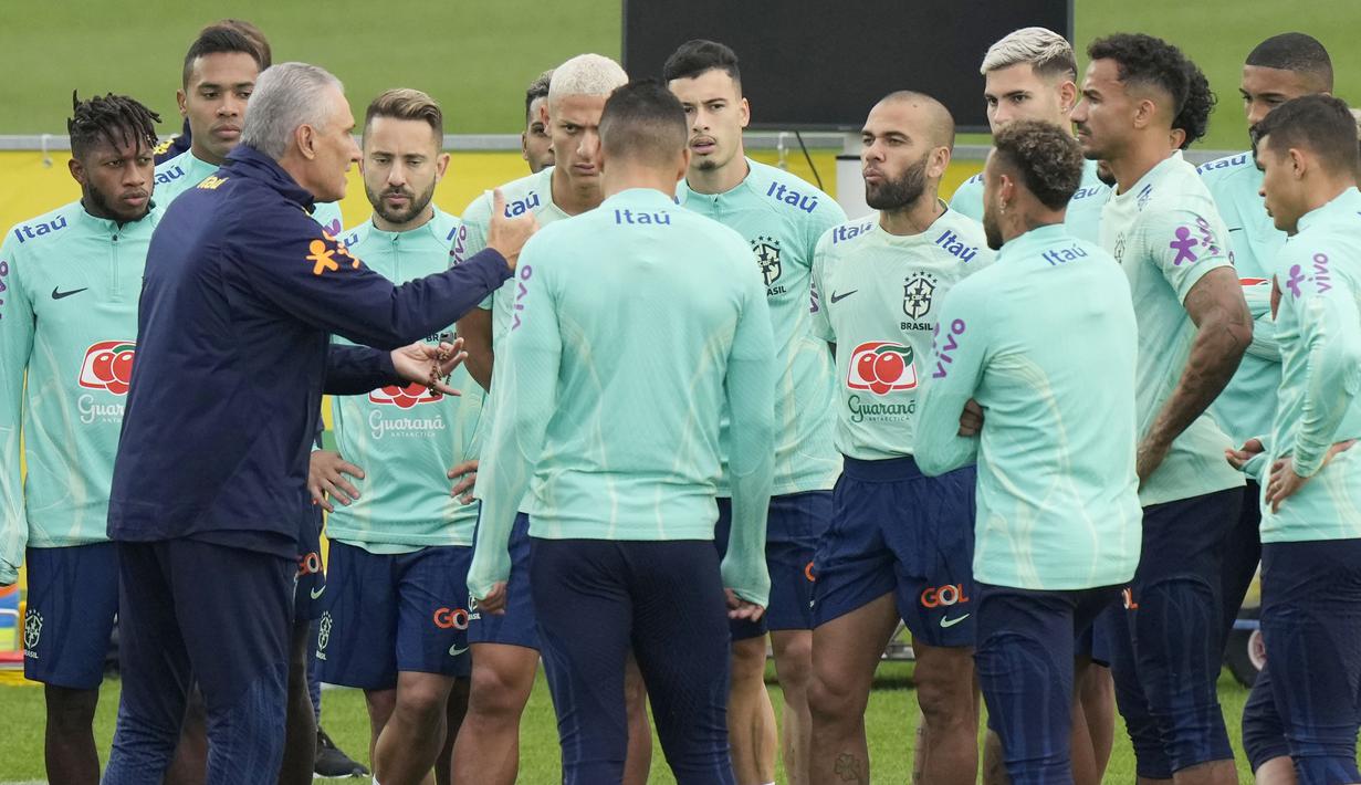 Pelatih Timnas Brasil, Tite, memberikan arahan kepada anak asuhnya saat sesi latihan di Turin, Italia. (AP/Luca Bruno)
