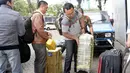 Petugas menurunkan barang bukti hasil penggeledahan rumah Gubernur Sumut, Gatot Pujo Nugroho di Gedung KPK, Jakarta, Jumat (14/8/2015). Penggeledahan terkait penyidikan kasus dugaan suap kepada hakim dan panitera PTUN Medan. (Liputan6.com/Helmi Afandi)