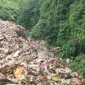 Sampah Dari Kawasan Suci Besakih Dibuang ke Jurang (Dewi Divianta/Liputan6.com)