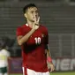 Selebrasi timang bayi striker Timnas Indonesia, M. Rafli usai cetak gol ke gawang Tira Persikabo, Jumat (05/03/2021). (Muhammad Iqbal Ichsan/Bola.com)