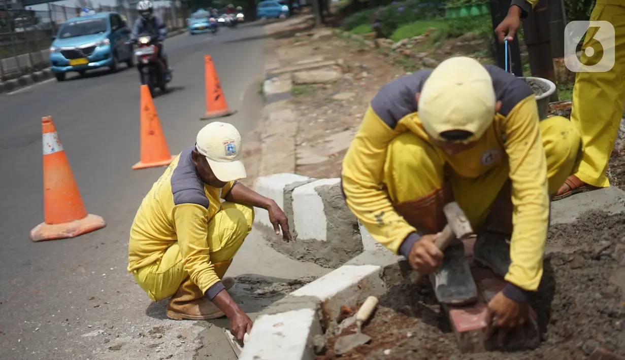 Petugas Bina Marga memerlebar saluran air di Jalan TB Simatupang di kawasan Cilandak, Jakarta, Kamis (22/10/2020). Hal tersebut dilakukan guna memaksimalkan fungsi sistem drainase agar tidak terjadi genangan air saat menghadapi musim hujan. (Liputan6.com/Immanuel Antonius)