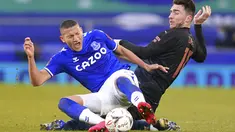 Penyerang Everton, Richarlison dan bek Manchester City, Aymeric Laporte bersaing memperebutkan bola pada perempat final Piala FA 2020/2021 di Goodison Park, Minggu dini hari WIB (21/3/2021). Manchester City lolos ke babak semifinal Piala FA setelah menang 2-0 atas Everton. (AP Photo/Jon Super, Pool)