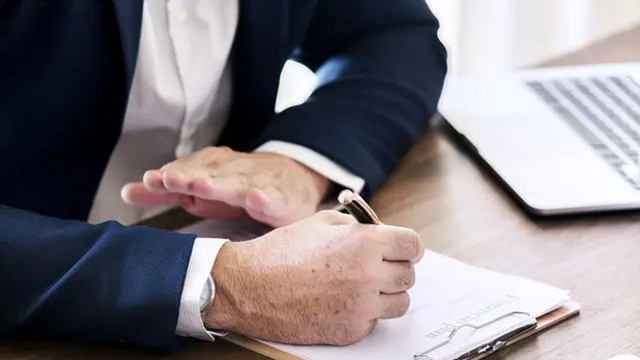 Ciri-Ciri Orang dengan Otak Cerdas Meski Berpenampilan Sederhana