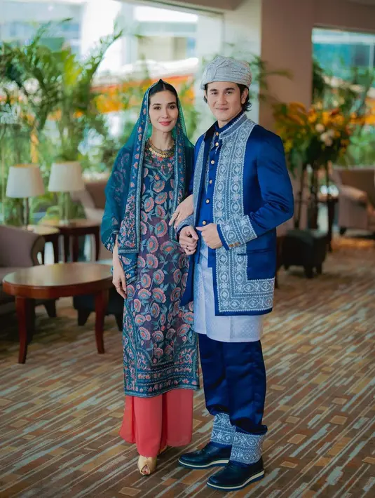 Sedangkan Marsha Timothy menyerasikan tampilannya dengan blouse panjang bernuansa biru kehijauan. Blouse yang dikenakan Marsha memiliki motif floral yang sangat cantik, ia juga tampak memadukannya dengan selendang yang dikenakan di kepala, dan rok panjang sebagai bawahan berwarna merah muda. Foto: Instagram.