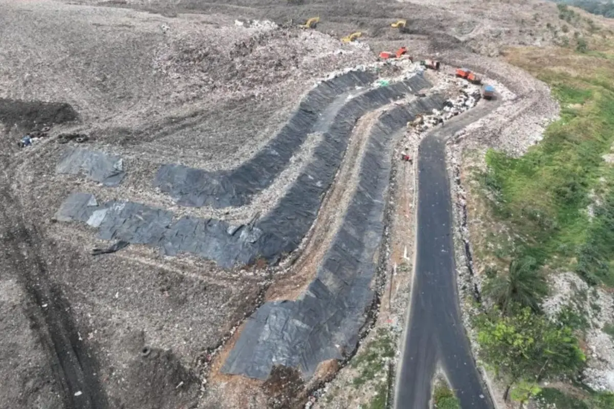 Area di TPST Bantargebang, Bekasi, Jawa Barat. Pemerintah Provinsi DKI Jakarta bersiap menerapkan sistem controlled landfill di TPST Bantargebang.