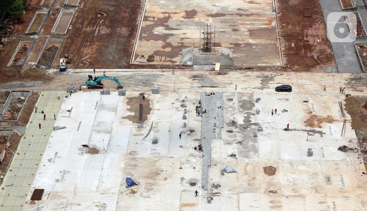 Aktivitas pengerjaan proyek revitalisasi Taman Sisi Selatan Monumen Nasional dilihat dari ketinggian, Jakarta, Minggu (19/1/2020). Proses revitalisasi dimulai dengan penebangan ratusan pohon di taman selatan Monas dan menjadikan kawasan tersebut terlihat gersang. (Liputan6.com/Helmi Fithriansyah)