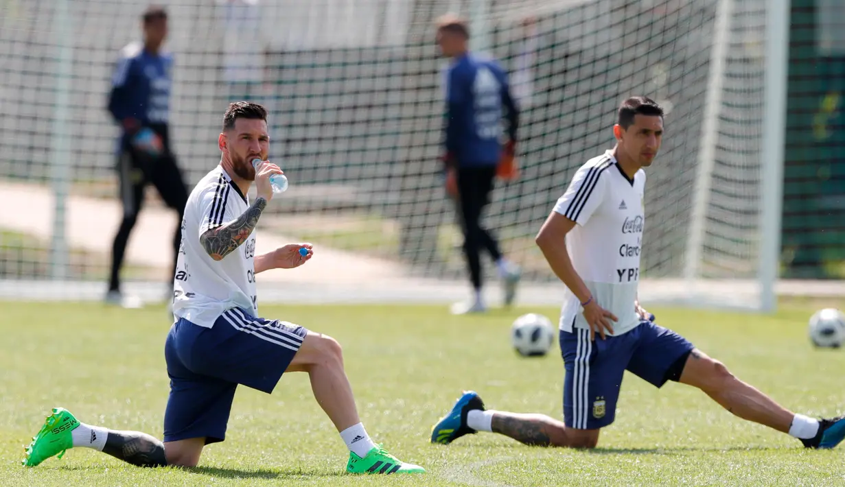 Pemain Argentina, Lionel Messi (kiri) dan Angel Di Maria saat sesi latihan jelang menghadapi Prancis pada 16 besar Piala Dunia 2018 di Bronnitsy, Rusia, Jumat (29/6). (AP Photo/Ricardo Mazalan)