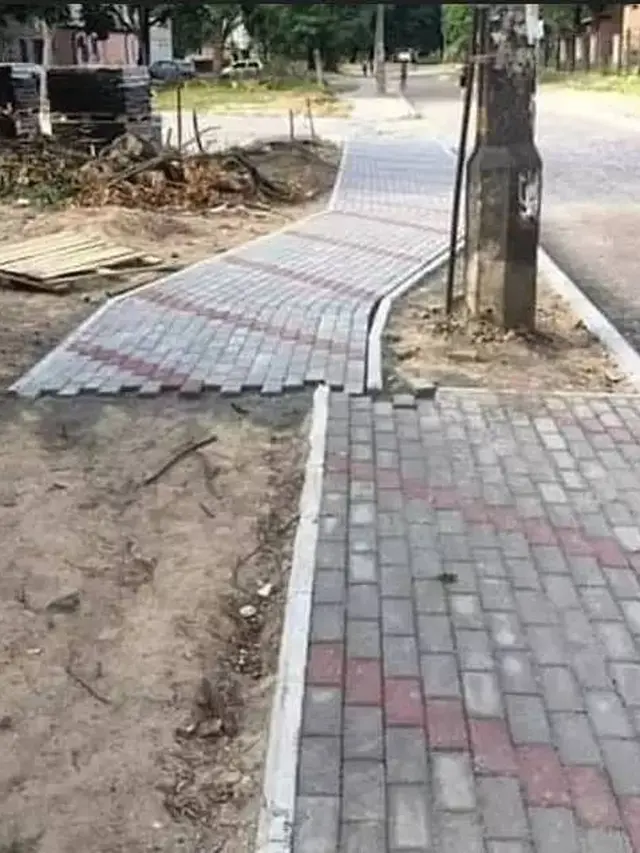 10 Potret Penampakan Nyeleneh Trotoar, Ada yang Bikin Bingung