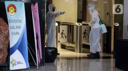 Petugas bersiap menyemprotkan cairan disinfektan di Gedung KPK, Jakarta, Selasa (22/9/2020). Penyemprotan dilakukan rutin untuk mengantisipasi serta menekan penyebaran virus COVID-19 menyusul temuan sedikitnya 21 kantor kementerian/lembaga yang menjadi klaster baru. (Liputan6.com/Helmi Fithriansyah)