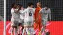 Para pemain Real Madrid merayakan gol kedua yang dicetak bek Ferland Mendy (ketiga dari kiri) ke gawang Getafe dalam laga lanjutan Liga Spanyol 2020/21 pekan ke-22 di Alfredo di Stefano Stadium, Selasa (9/2/2021). Real Madrid menang 2-0 atas Getafe. (AFP/Gabriel Bouys)