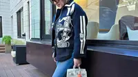 7 Outfit Padu Padan Jeans Ala Syahrini, Inspirasi Tampil Glamor