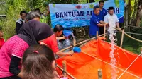 Danone AQUA bantu pasokan air bersih ke warga kekeringan di Bogor. (Istimewa)