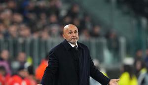 Pelatih Juventus Luciano Spalletti memberikan instruksi dalam pertandingan fase&nbsp;liga Liga Champions&nbsp;melawan Sporting CP di Turin, Italia, Rabu,&nbsp;5 November 2025. (AP Photo/Antonio Calanni)