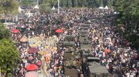 Kawasan Monumen Nasional (Monas), Jakarta Pusat dipadato oleh ribuan warga yang menyaksikan langsung peringatan Hari Ulang Tahun (HUT) ke-80 Tentara Nasional Indonesia (TNI). (Liputan6.com/M Radityo Priyasmoro)