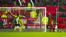 Gelandang Bournemouth, Philip Billing (kanan) mencetak gol kedua timnya ke gawang Manchester United pada laga pekan ke-16 Liga Inggris 2023/2024 di Old Trafford Stadium, Sabtu (9/12/2023). (AP Photo/Jon Super)