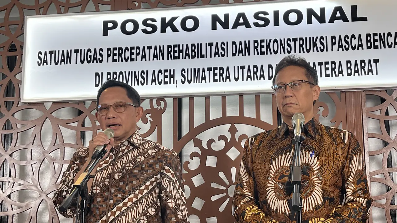 Mendagri Tito Karnavian dan Menkes Budi Gunadi Sadikin dalam konferensi pers perkembangan rehabilitasi dan rekonstruksi fasilitas kesehatan pascabencana Sumatera di Kantor Kemendagri, Jakarta.
