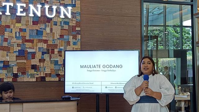 TobaTenun Perdana Tampil di JFW 2024, Bawa Ulos Bermakna Apresiasi Tradisi Agraris Masyarakat Batak Karo