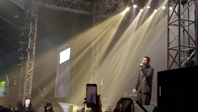 Tulus sukses bikin penonton tertawa dan sedih di Konser Tur Manusia 2023 Surabaya